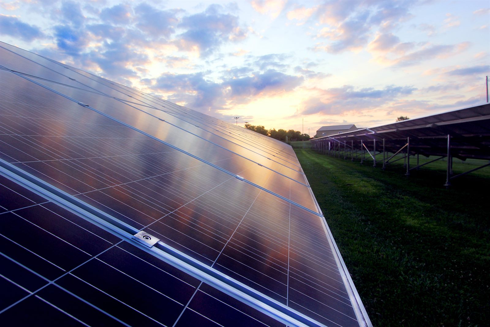 Trakya’da sabah güneşinde çalışan güneş enerjisi santrali