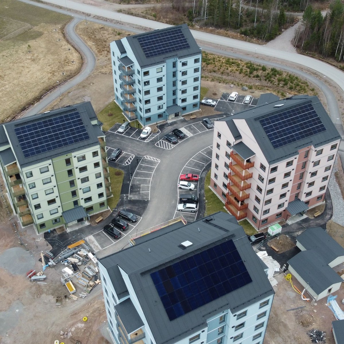 Toplu konut sitesinde blok çatılarına kurulmuş, ortak alanları besleyen güneş enerjisi sistemi